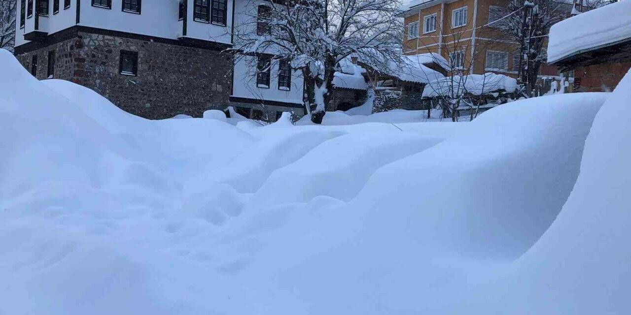 Kar kalınlığı 60 santimetreye ulaştı, araçlar karın altında kayboldu