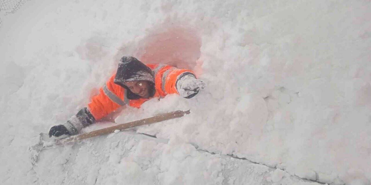 Elazığ’da kar kalınlığı insan boyuna yaklaştı