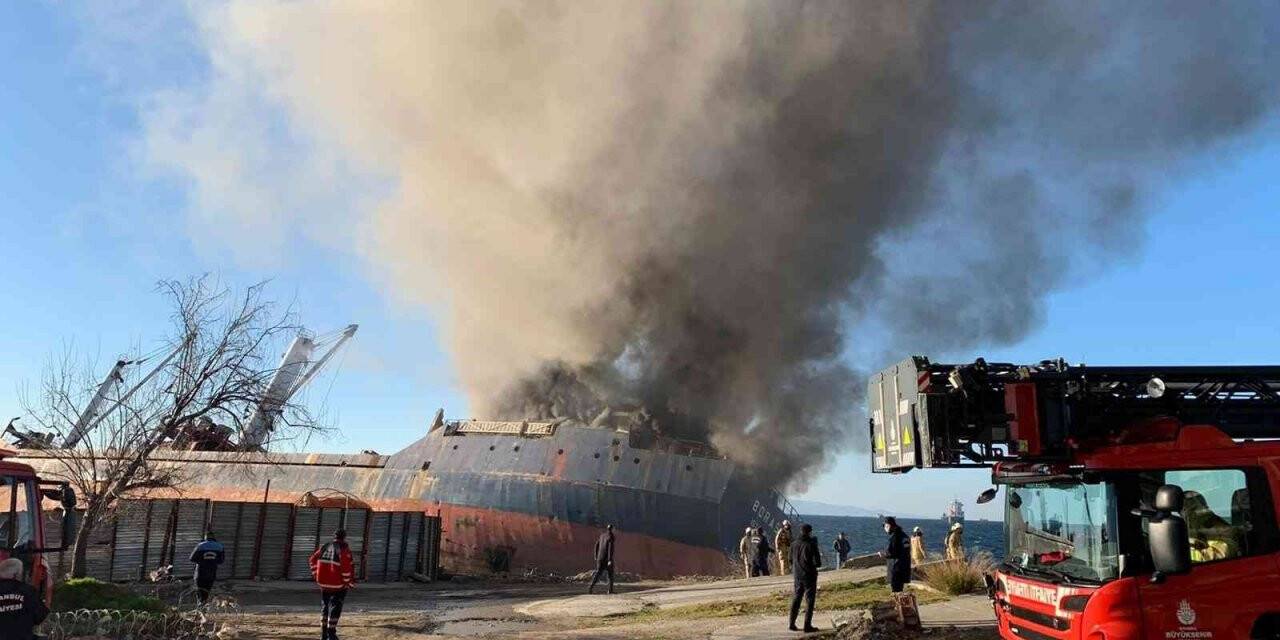 Kartal açıklarında karaya oturan bir gemide yangın çıktı. Olay yerine itfaiye ekipleri sevk edildi.