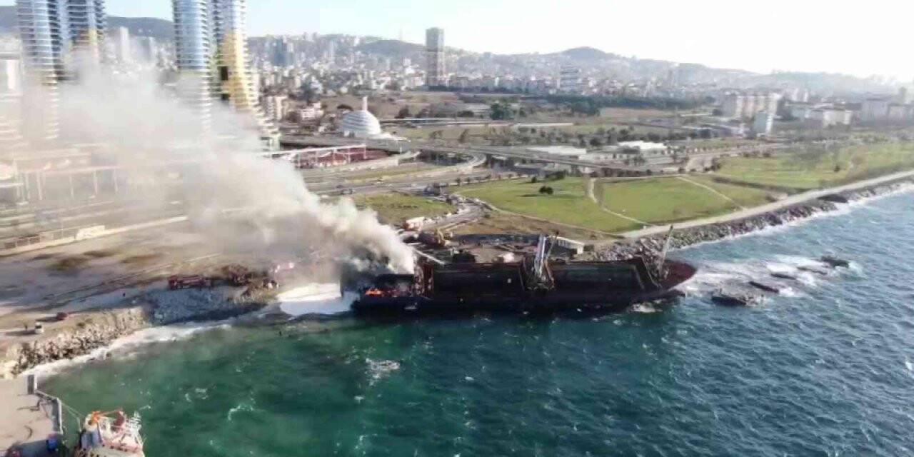 Kartal’da karaya oturan gemi alev alev yandı