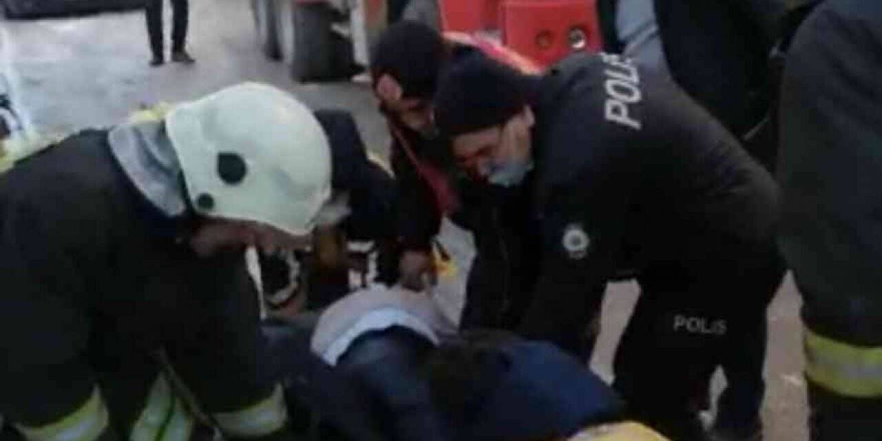 Dumandan etkilenen kadın sedye ile dışarı çıkarıldı