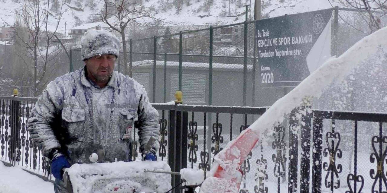 Doğu Karadeniz’de bin 61 köy ve mahalle yolu kar nedeniyle ulaşıma kapandı