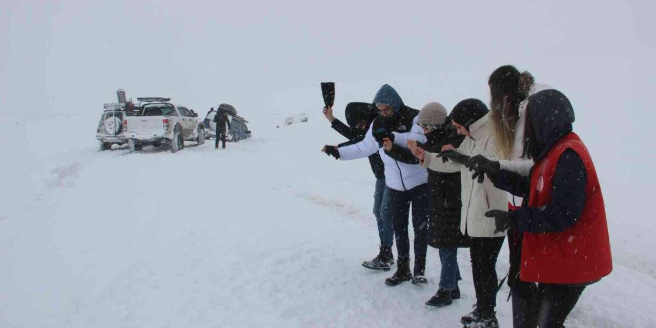 Araçlar kara saplandı, onlar halay çekti