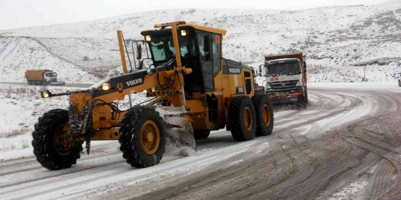 Erzincan’da kar ve tipiden 339 köy yolu ulaşıma kapandı