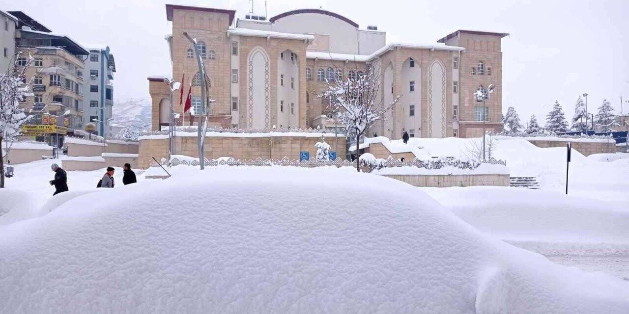 Hakkari kara gömüldü