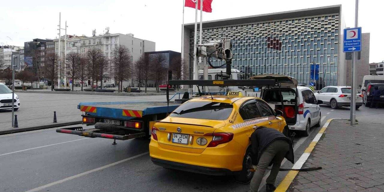 Taksim’de trafik denetiminde taksicilere ceza yağdı