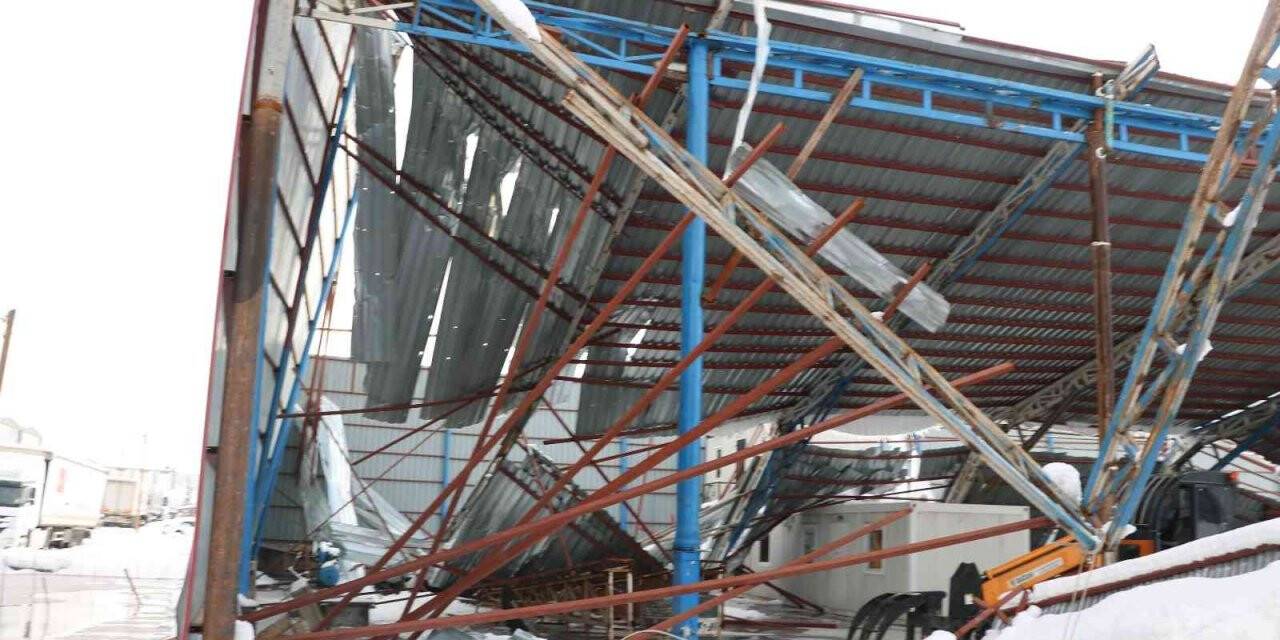 Kara dayanamayan geri dönüşüm fabrikasının çatısı çöktü