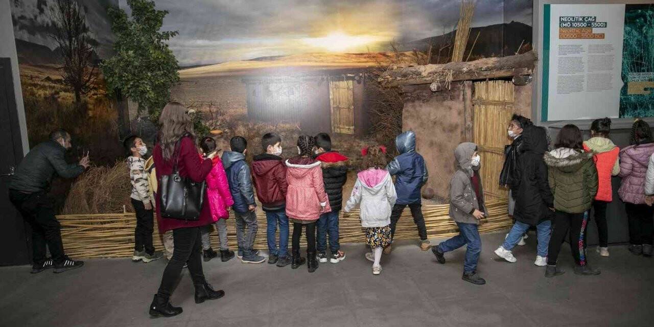 Büyükşehir Belediyesinden öğrencilere kent turu