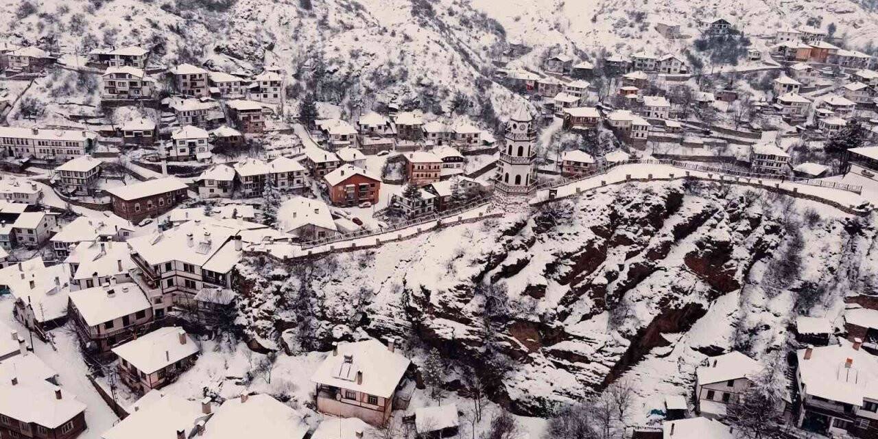 Tarihi Osmanlı kasabası Göynük, beyaz örtüyle kaplandı