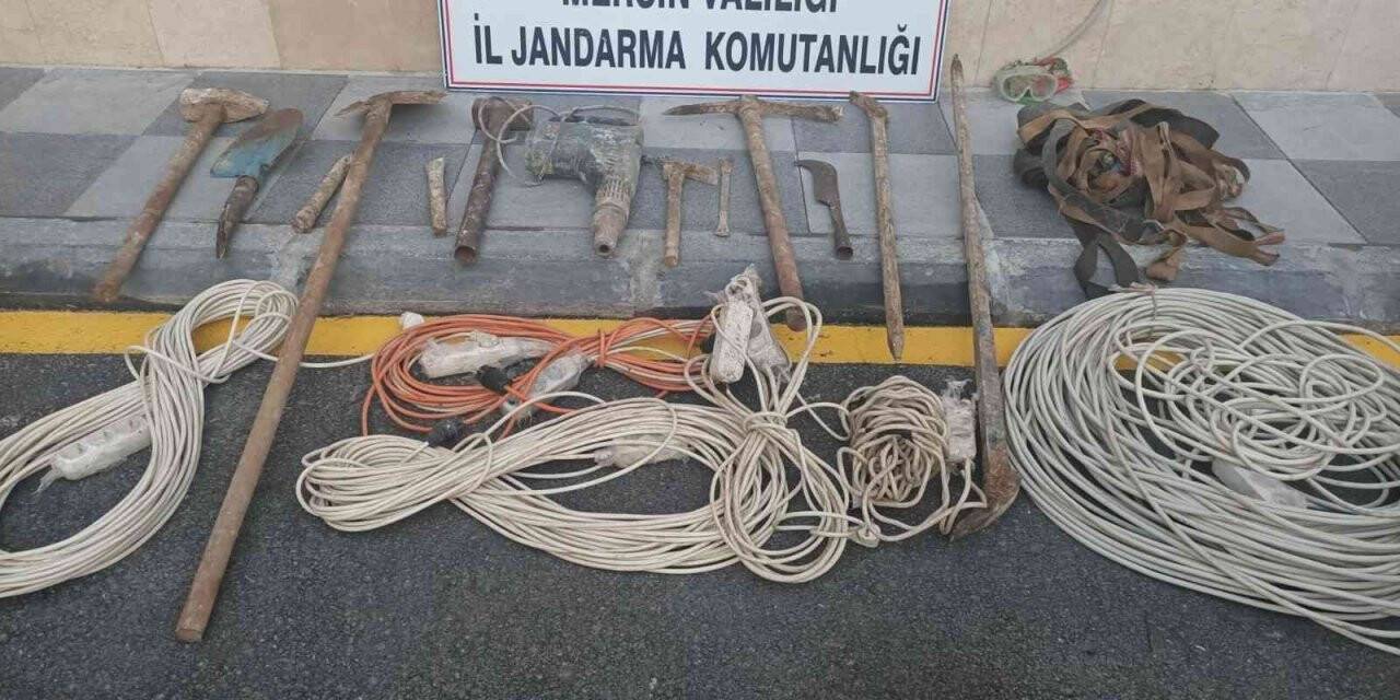 Kaçak kazı yapan 4 kişi suçüstü yakalandı