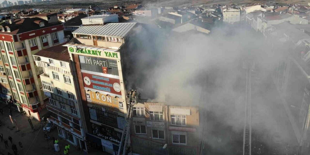 Sultangazi’de binanın çatısı alev alev yandı