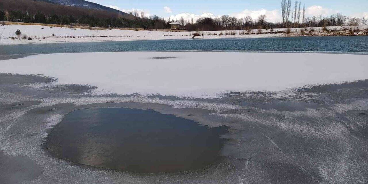 Kütahya’daki Demirciören Göleti buz tuttu
