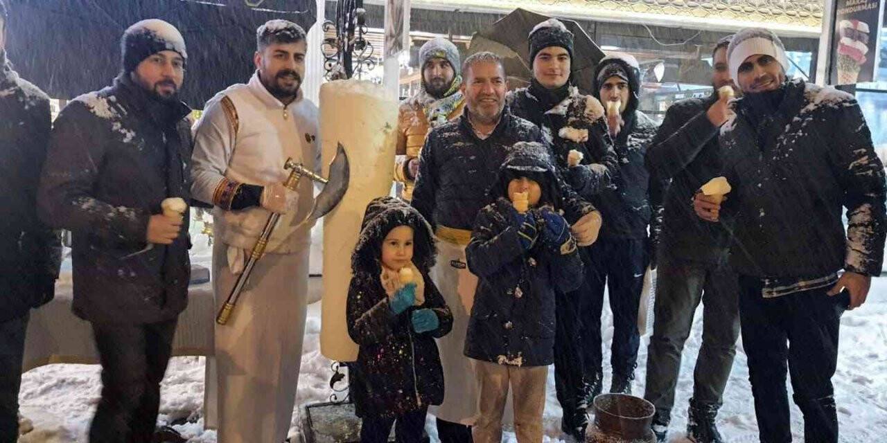 Karlı havada vatandaşa dondurma ikramı