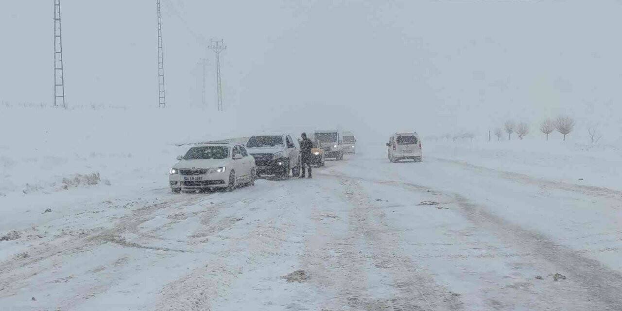 Yoğun kar yağışı ve tipi nedeniyle Kurubaş Geçidi ulaşıma kapatıldı