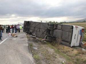 Yolcu otobüsü şarampole devrildi: 9 yaralı