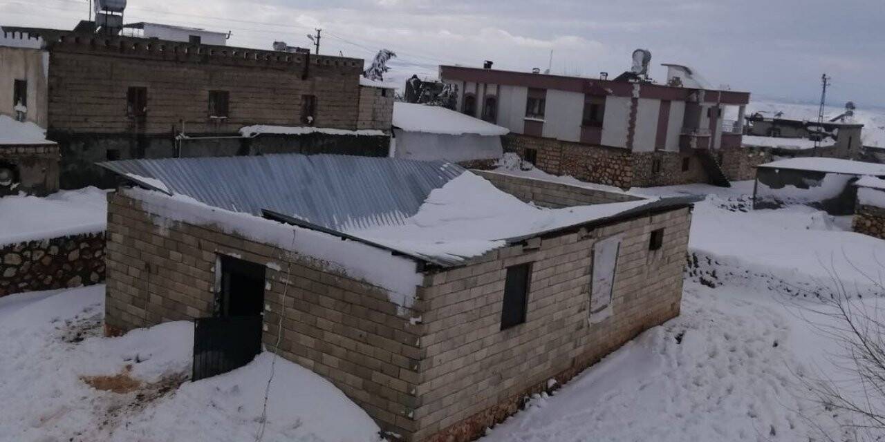 Kar yağışına dayanamayan ahırlar çöktü