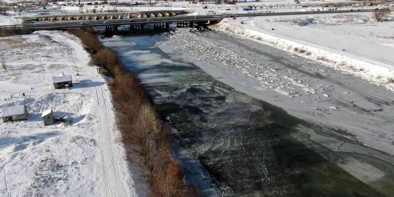 Kızılırmak’ın yüzeyi buzla kaplandı