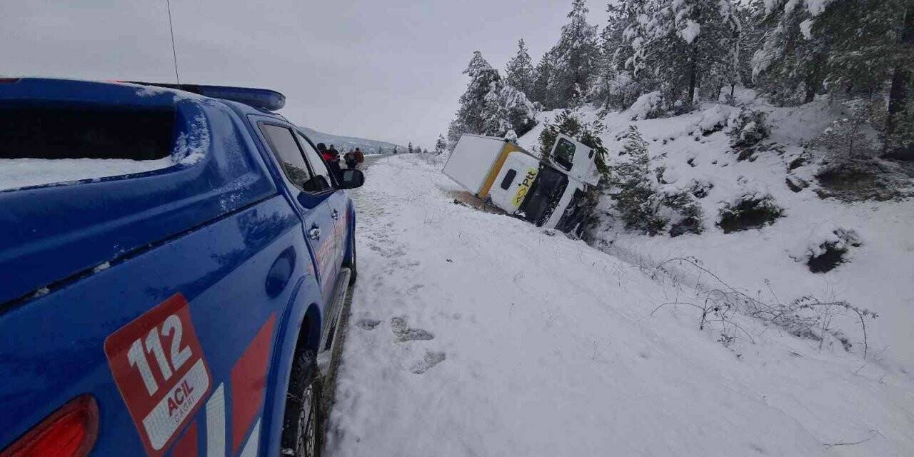 PTT kargo kamyonu yoldan çıkarak devrildi