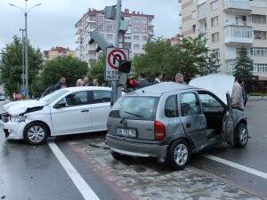 İKİ OTOMOBİL ÇARPIŞTI: 3 YARALI
