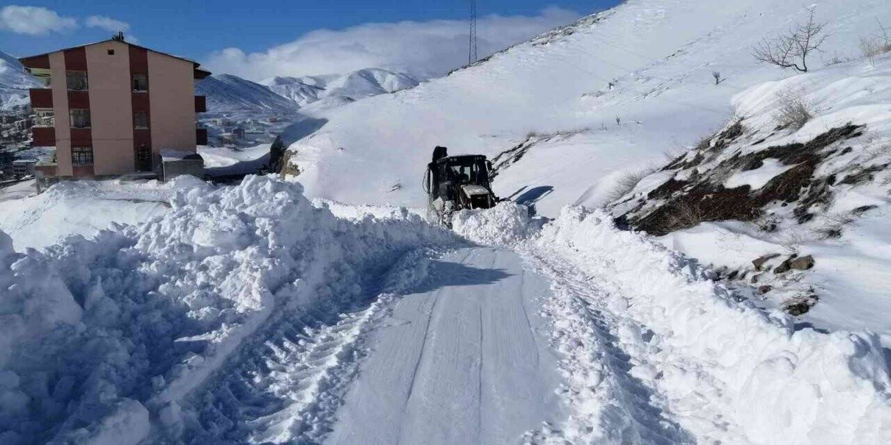 Arapgir’de kar yağışı sonrası yollar açılıyor