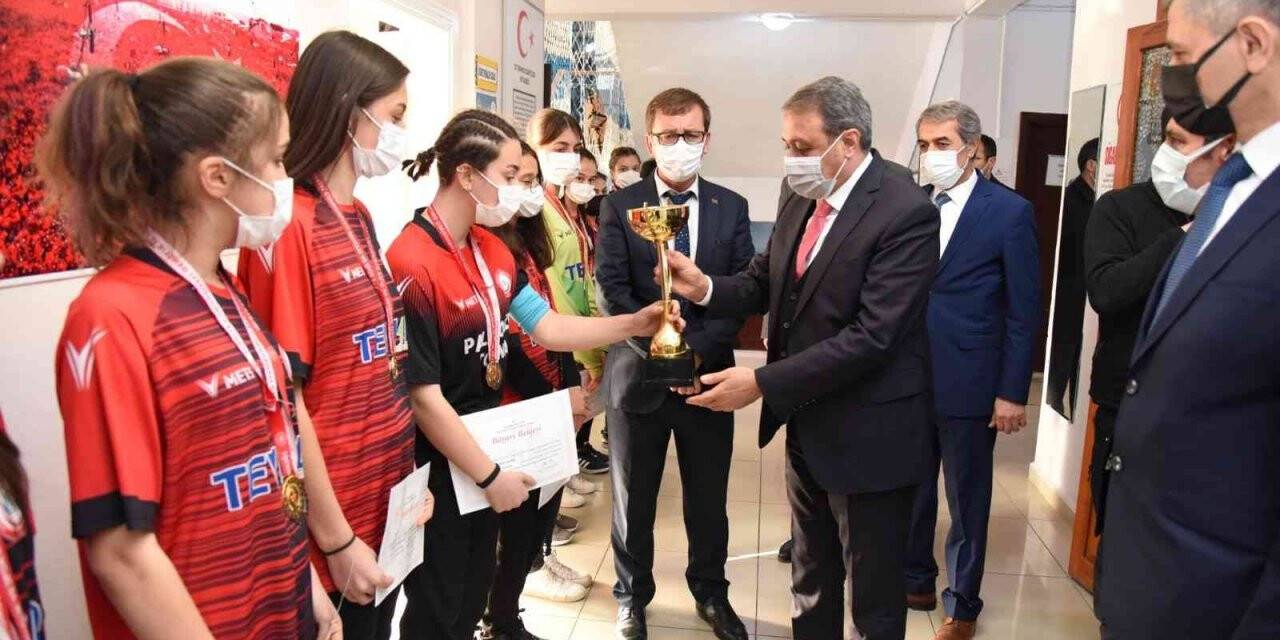 Gönen Kız Futbol takımı yarı finallere gidiyor