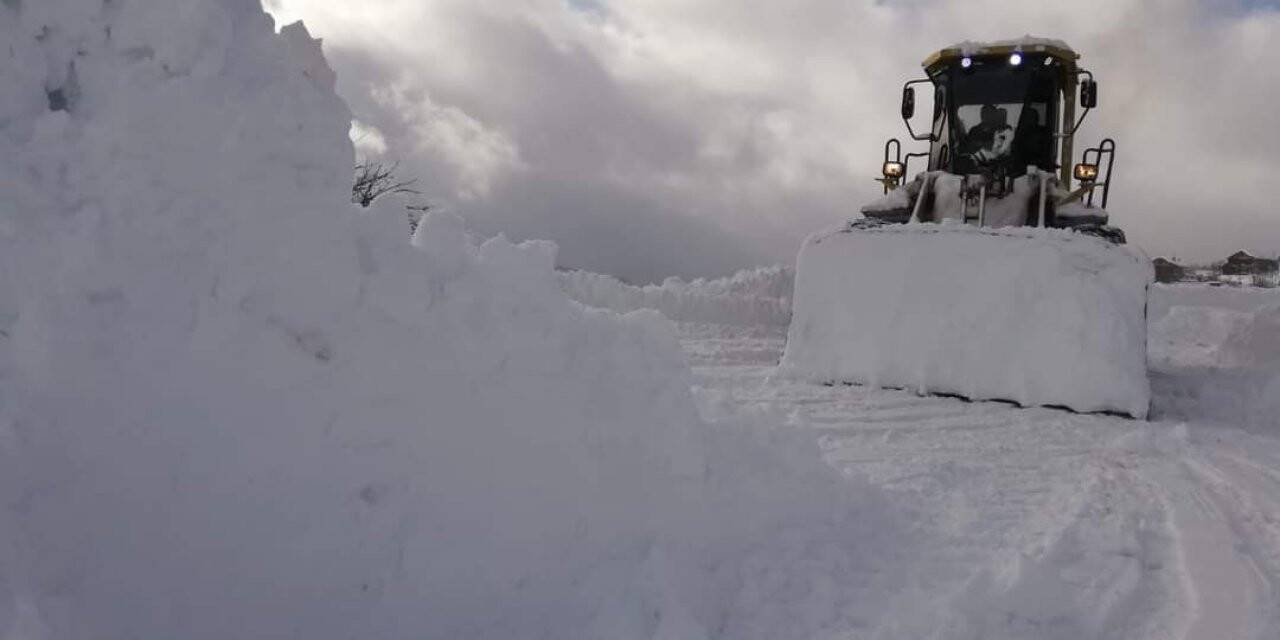 Özel idare ekiplerinin karlı yollardaki mücadeleleri sürüyor