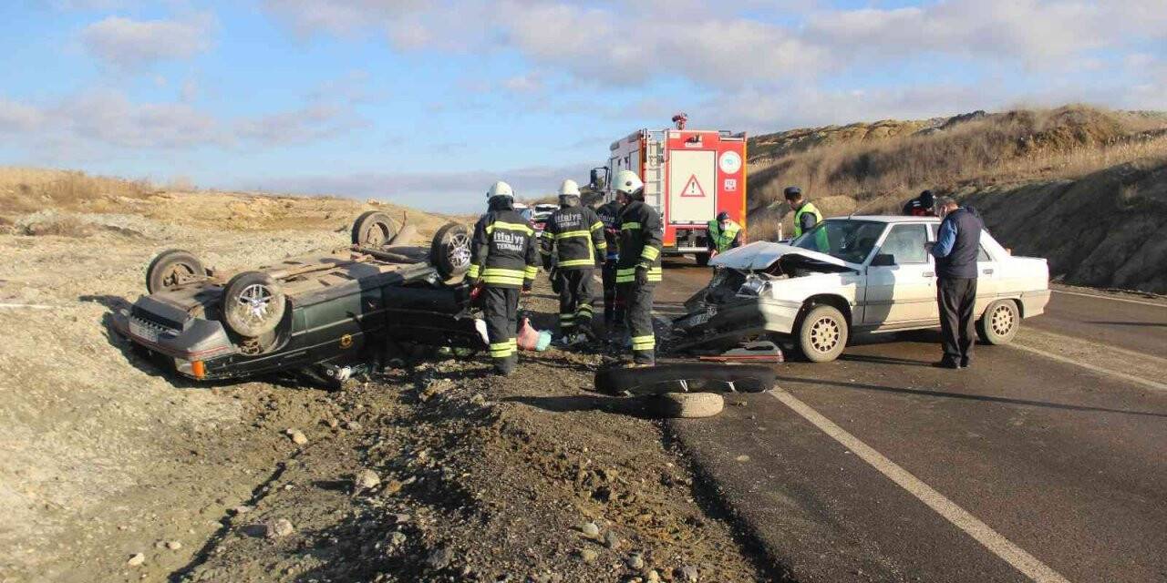 Tekirdağ’da iki otomobil çarpıştı: 3 yaralı