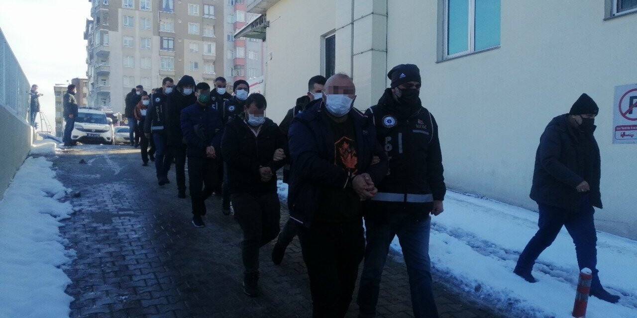 Kayseri merkezli 3 ilde kaçak telefon operasyonunda gözaltına alınan 9 kişi adliyede
