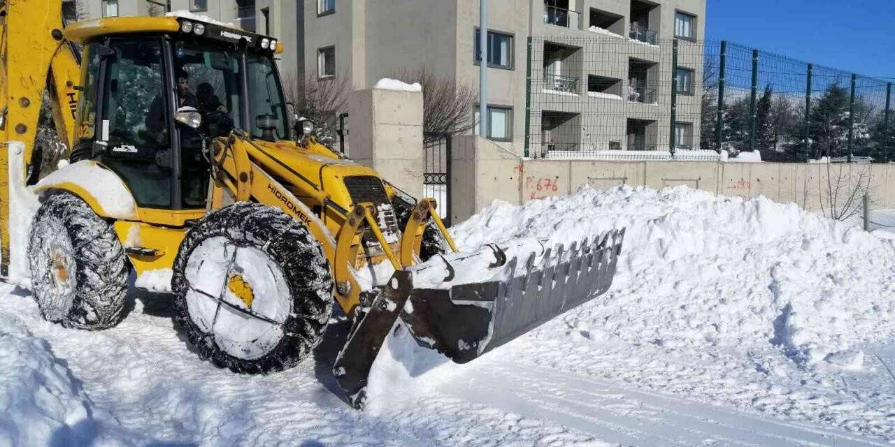 Arapgir’de kar mesaisi sürüyor