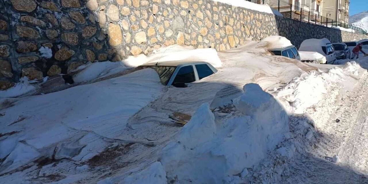 Darende’de kar araç boyunu aştı