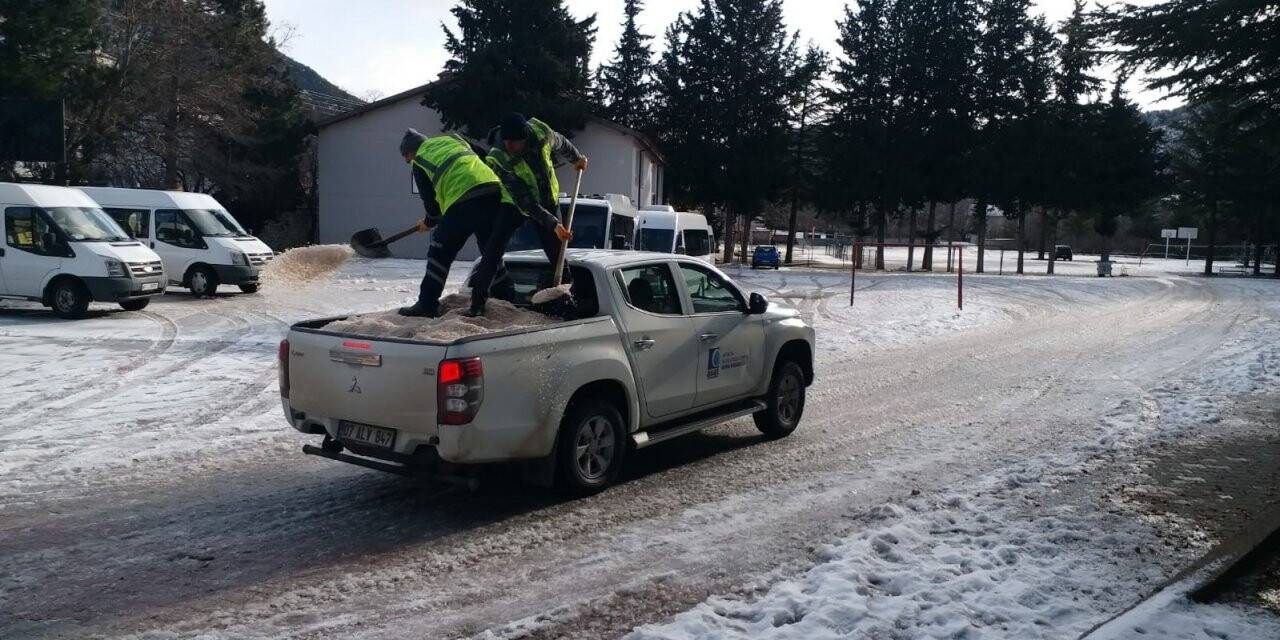 Antalya’da buz tutan yollarda tuzlama çalışması