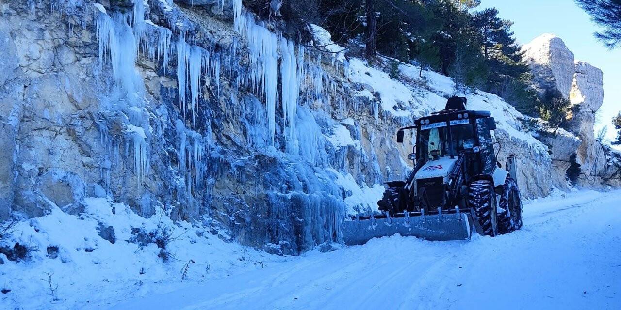 Mersin’de karda mahsur kalan 3 kişi kurtarıldı