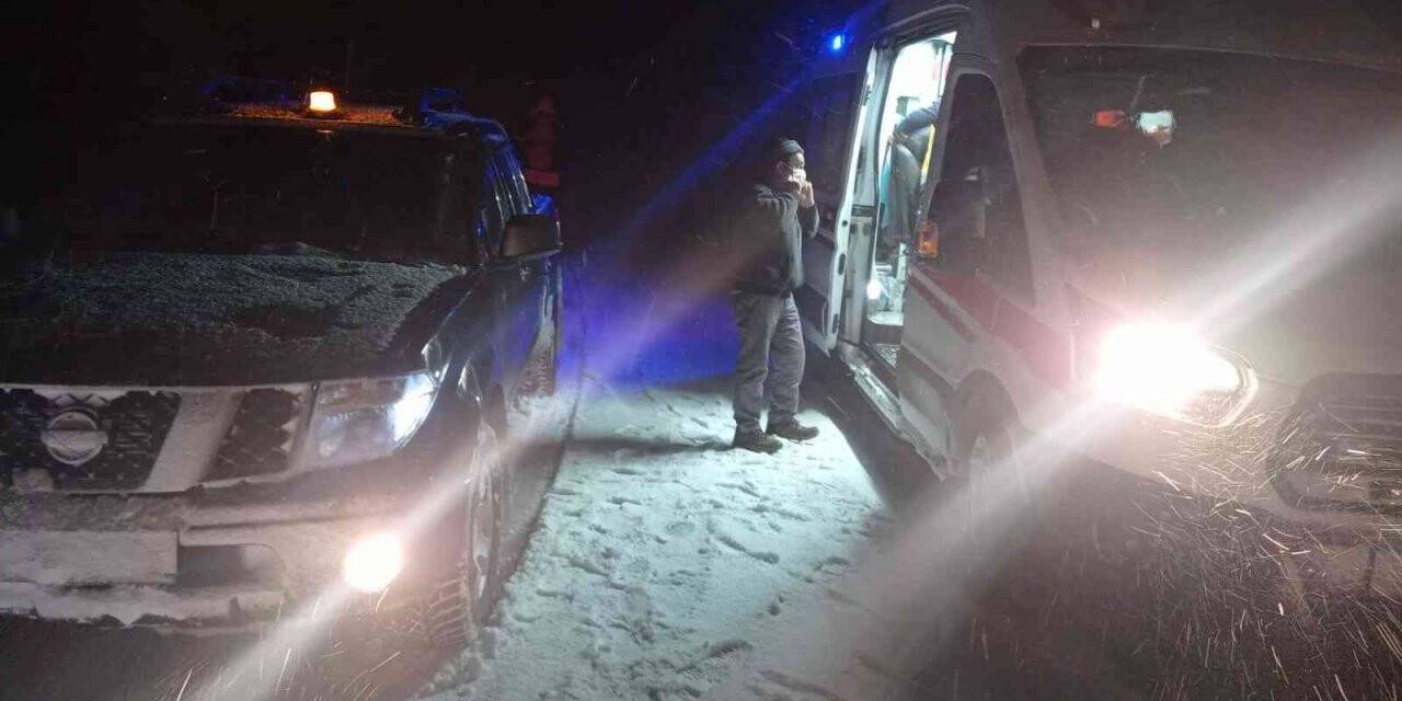 Yolu kapanan köyde mahsur kalan hastaya için ekipler seferber oldu