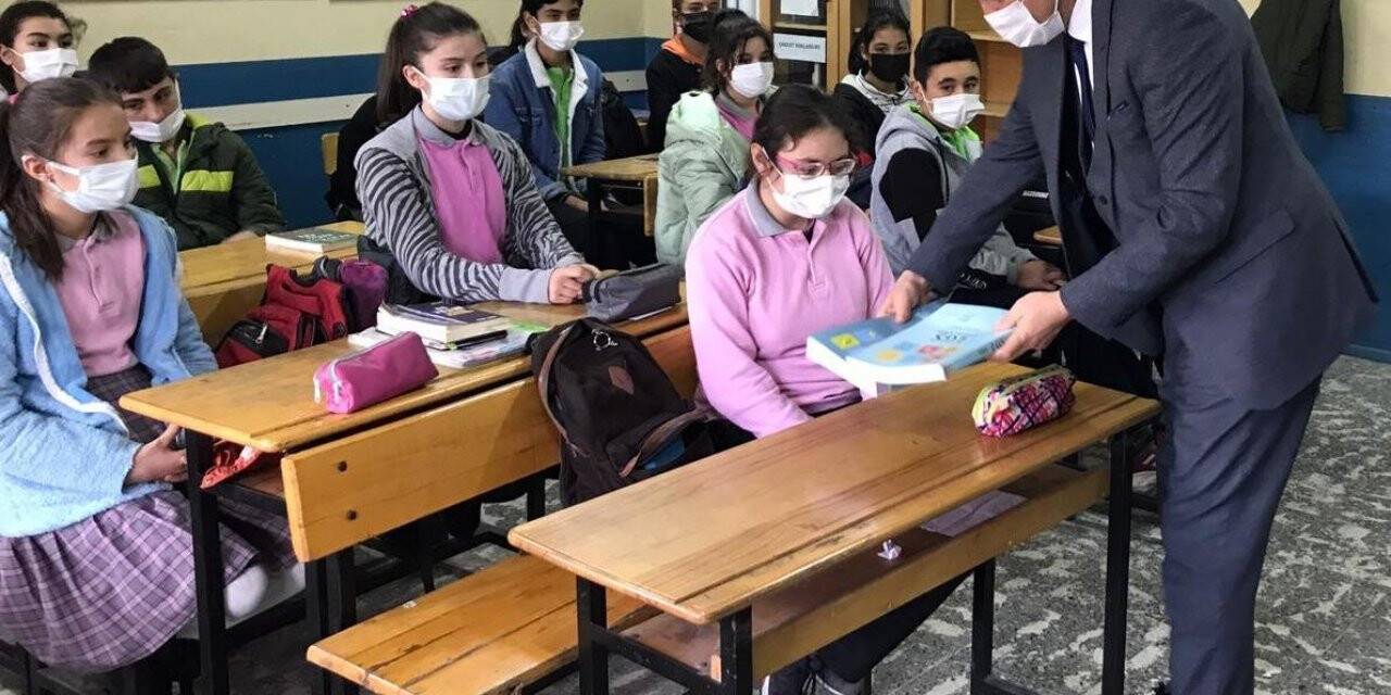 Alaşehir’de öğrencilere kaynak kitap desteği