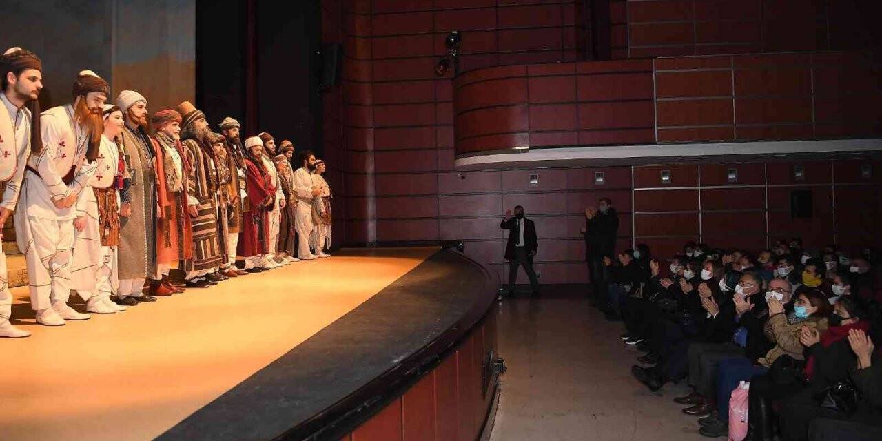 Başkan Büyükkılıç, devlet tiyatrosunda ‘Hacı Bektaş’ tiyatro oyununu izledi