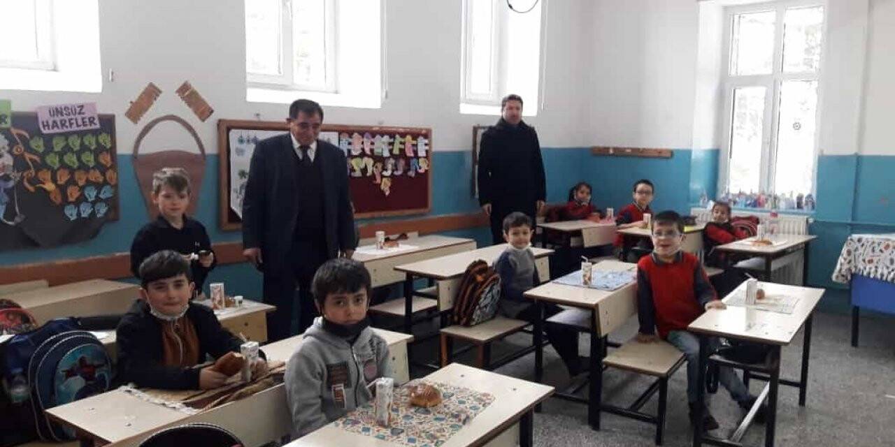 Muhtardan öğrencilere tatil öncesi kahvaltı