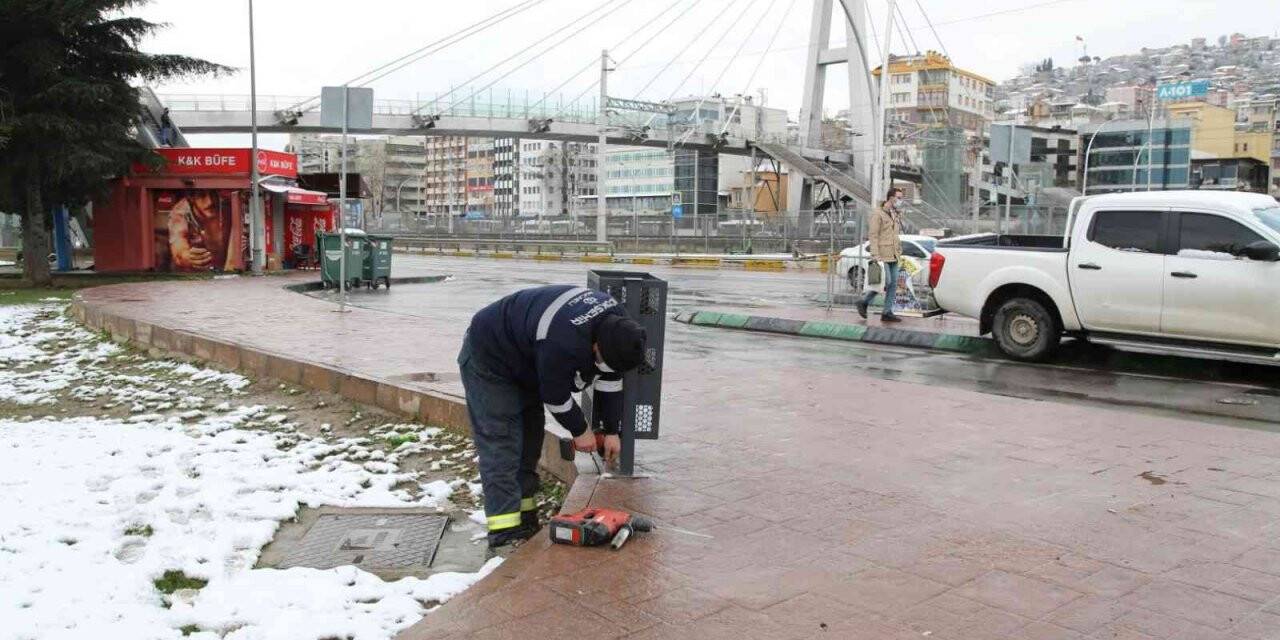 Eskiyen çöp kovaları yenilendi