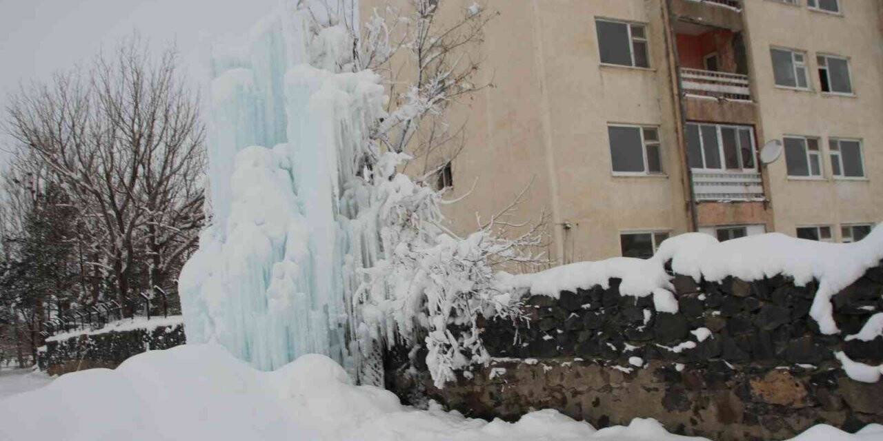 Su şebekesi patladı, buz kulesi oluştu