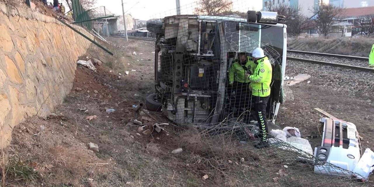 Servis midibüsünün devrildiği kazada yaralanan işçilerden 1’i öldü