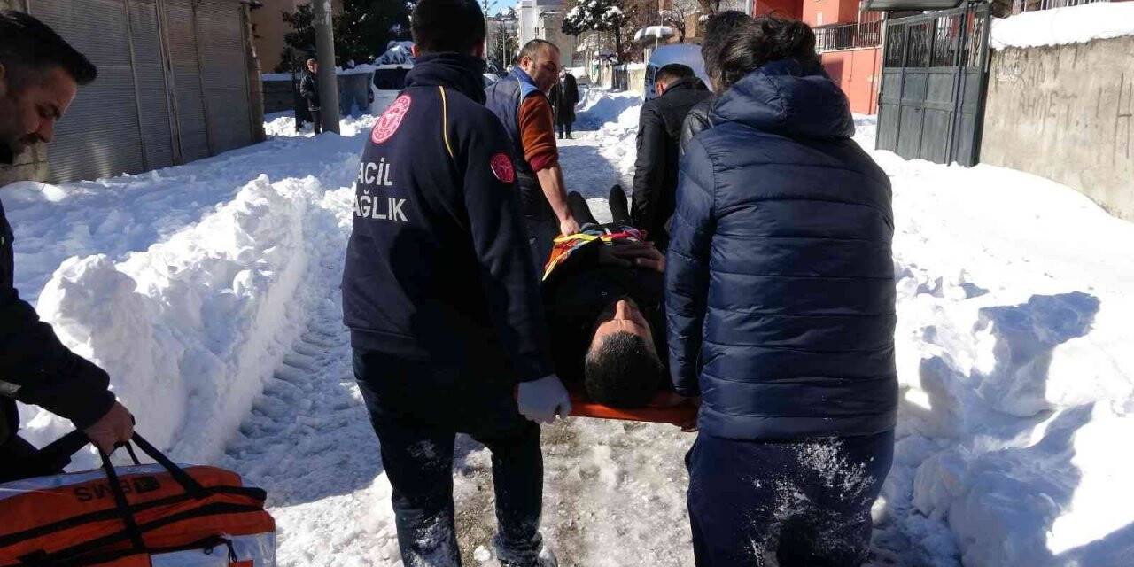 Damda kar temizlerken aşağıya düştü