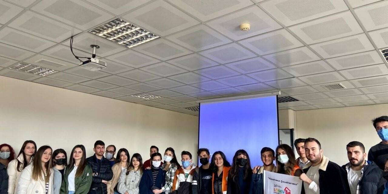 Üniversitesi öğrencileri lösemili çocuklara destek oldu