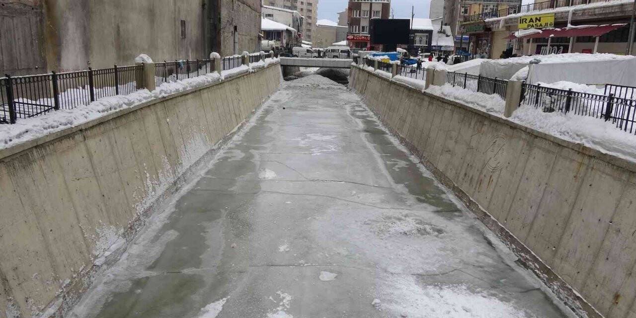 Yüksekova buz kesti