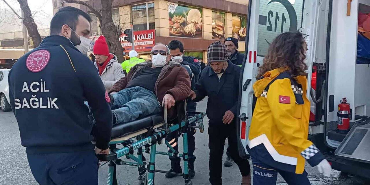 Yolun karşısına geçmek isterken, ayağının üzerinden kamyonet geçti