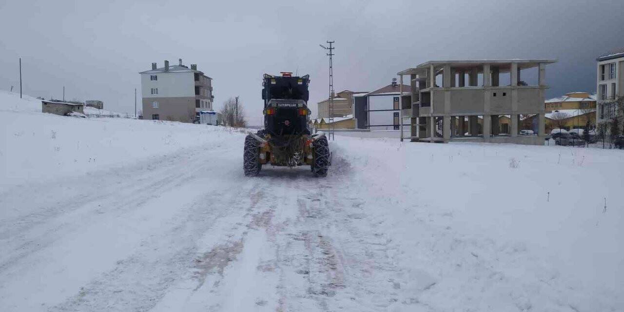 Tuşba Belediyesinin karla mücadele çalışmaları sürüyor