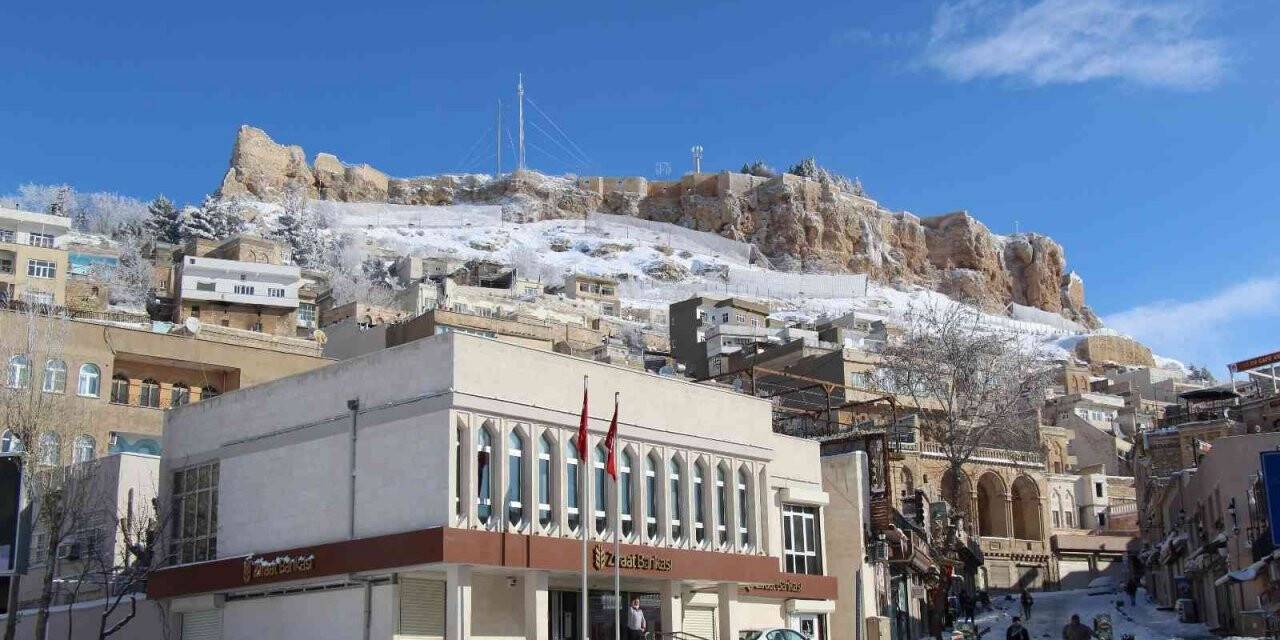 Mardin’de tarihi mekanlar beyaz örtü ile süslendi