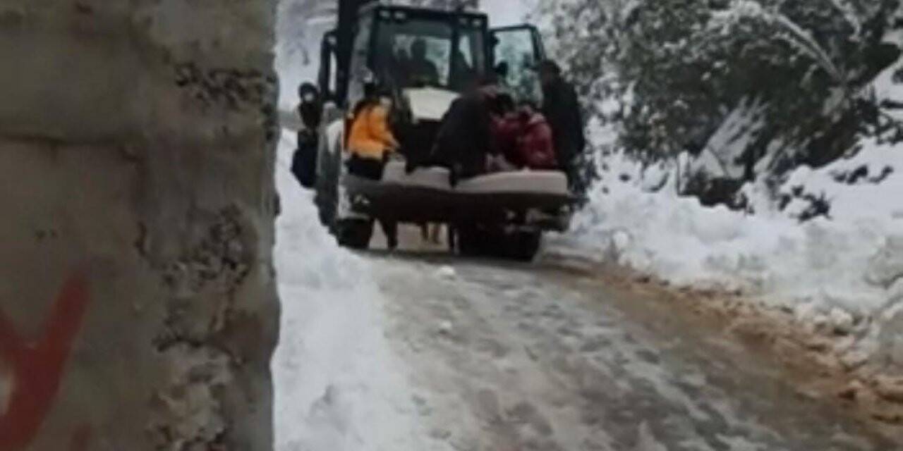 Rize’de kardan kapanan yolu açmaya çalışan iş makinesi devrildi: 2 yaralı