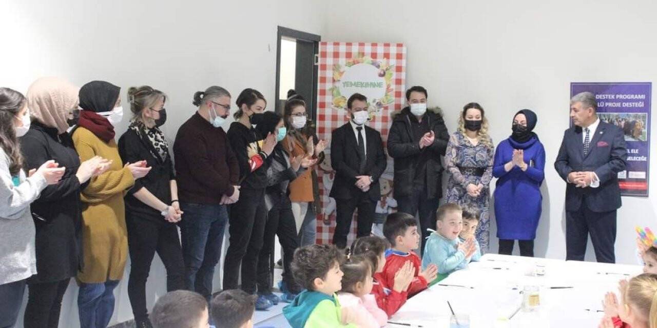 Minik eller çini boyadı