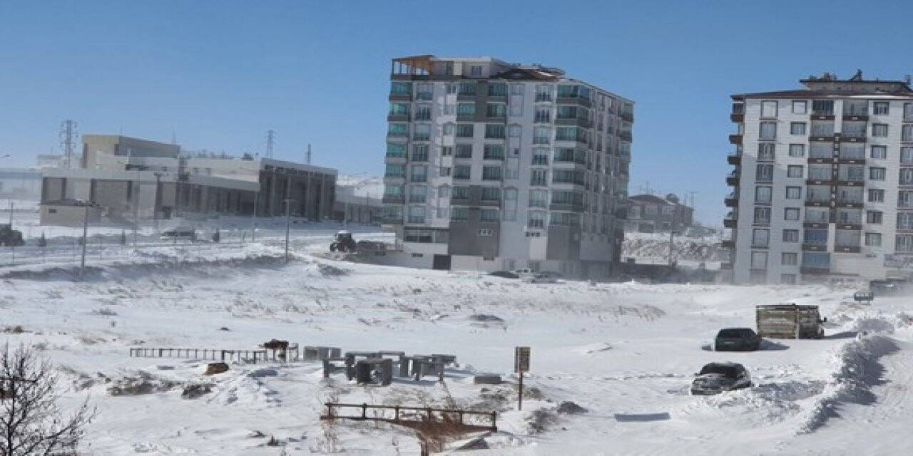 Besni’de kar yağışı yerini tipiye bıraktı