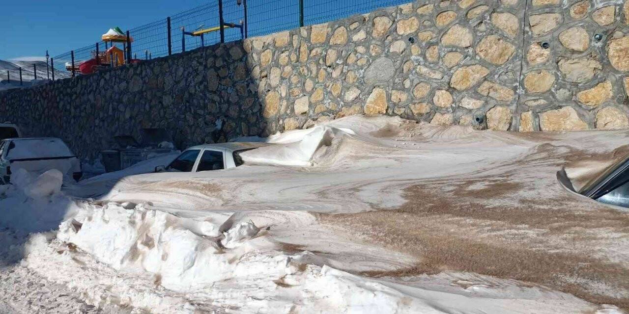 Darende’de araçlar karda kayboldu