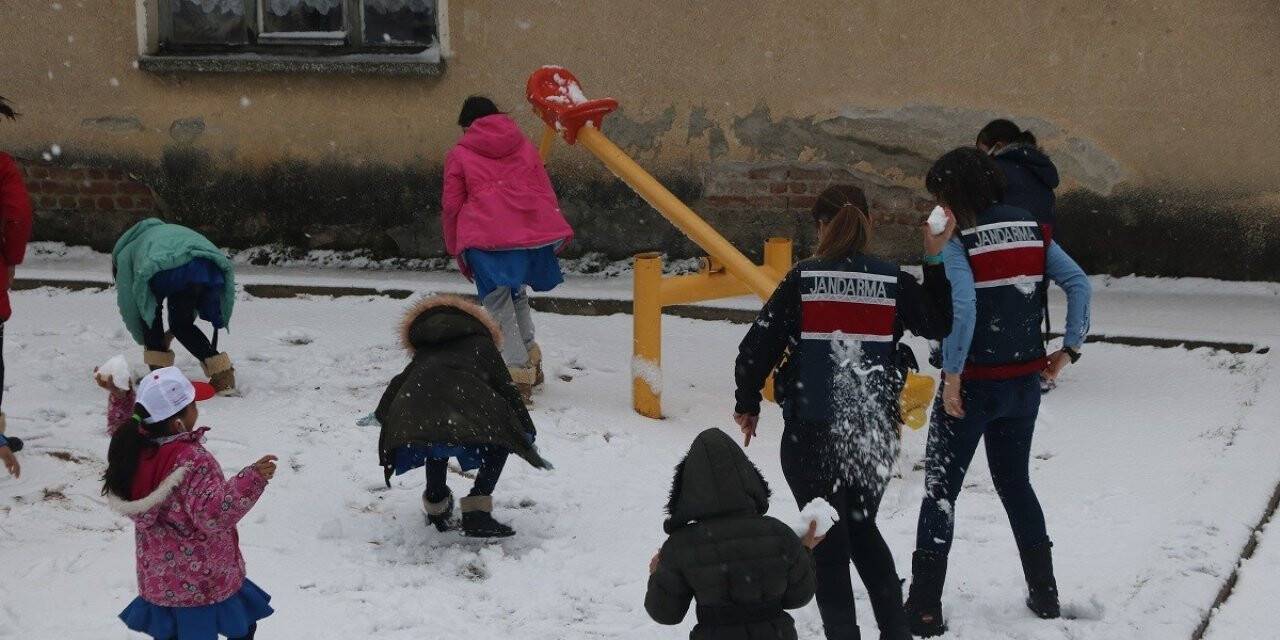 Jandarma ekipleri çocukların kar heyecanına ortak oldu